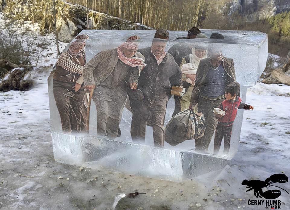 Obrázek Frozen group of refugees cut from icy Danube