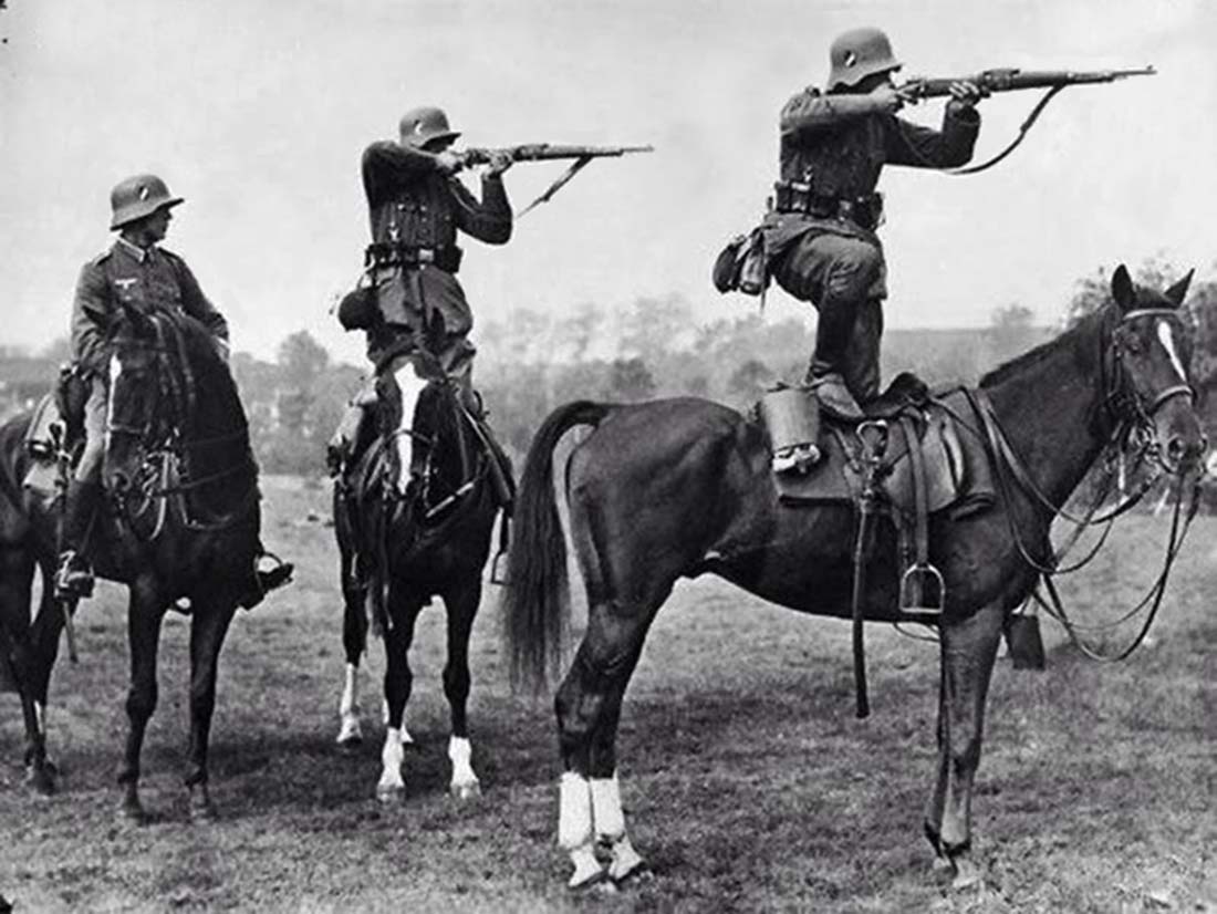 Obrázek German soldiers take aim from the backs of horses mid-1930