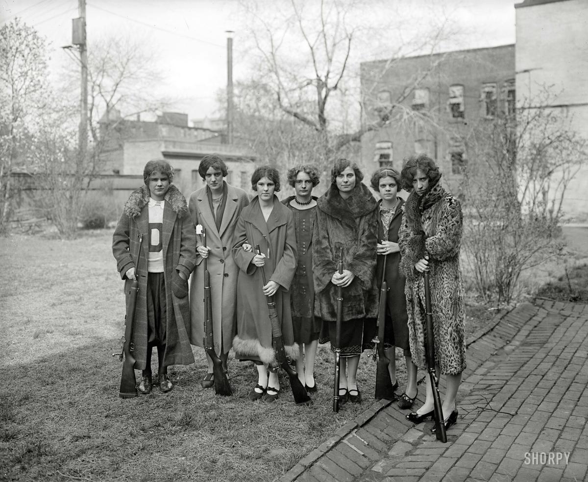 Obrázek Girls rifle team of Drexel Institute. Washington D.C. circa 1925