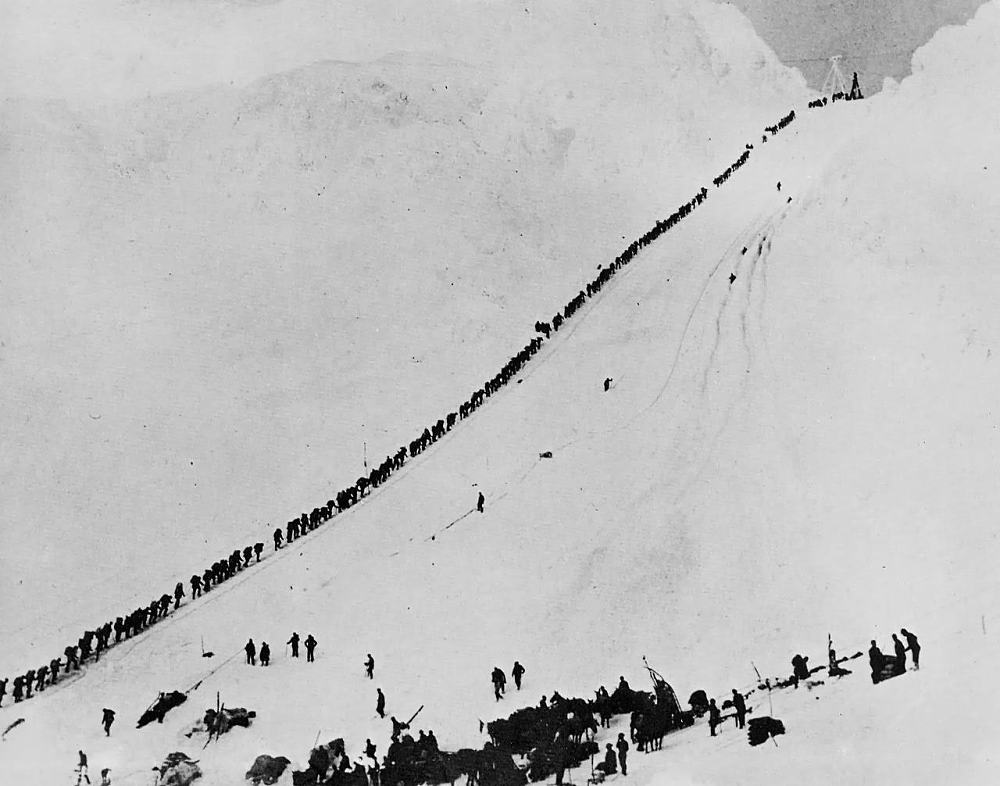 Obrázek Gold diggers marching through Chilkoot pass - the only way towards Dawson City - 1898