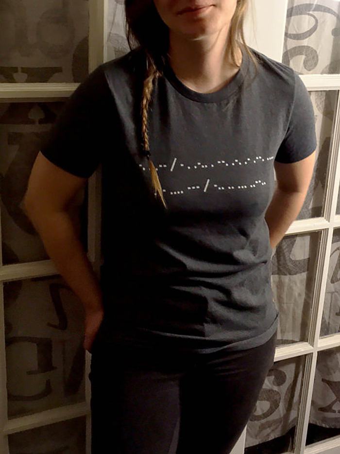 Obrázek Her shirt says -New telegraph who dis- in Morse code