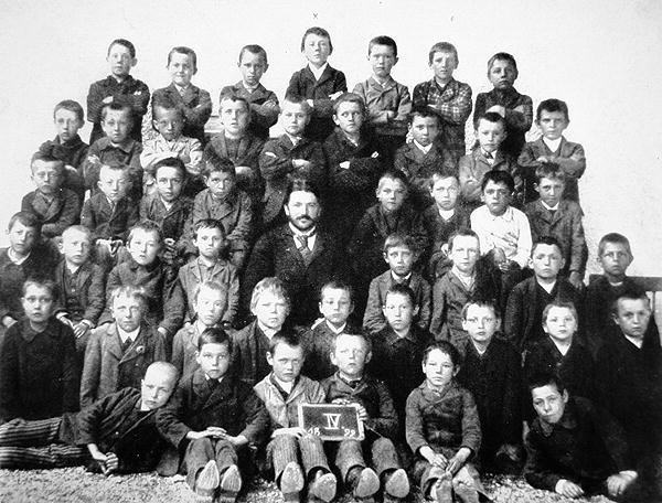Obrázek Hitler Top Center Fourth Grade Class Picture