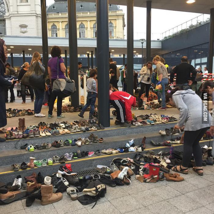 Obrázek Hungarians bring their shoes to the Budapest train station for arriving migrants