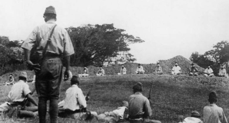 Obrázek Japanese troops using prisoners of war for target practice 1942