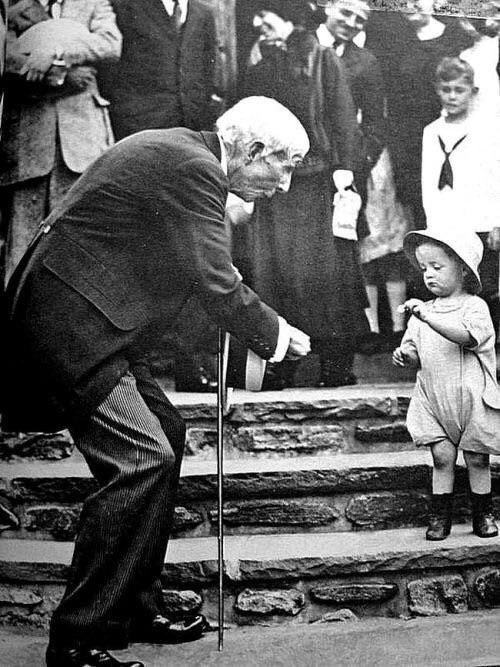 Obrázek John D Rockefeller gifting a 5 cent coin to a child on his 84th birthday