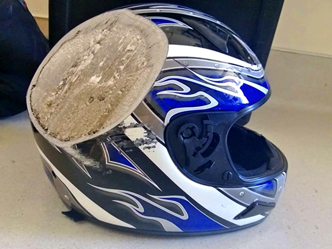 Obrázek Motorcycle Helmet after 70 mph -113 kph  dismount