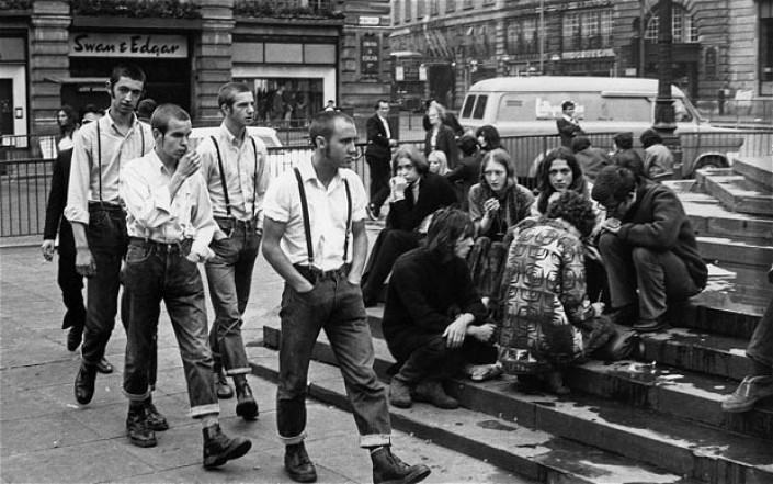 Obrázek Skinheads a Hippies v Piccadilly Circus 1969