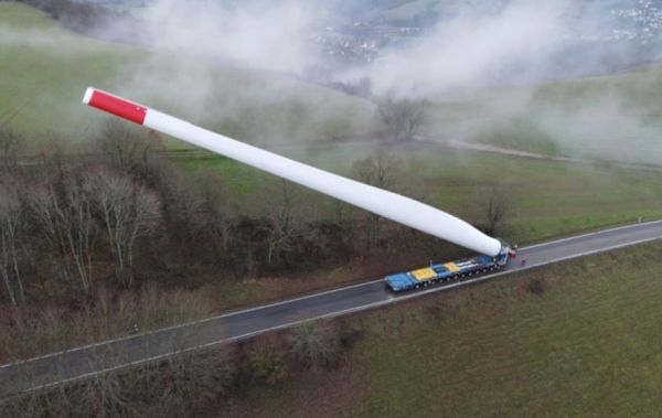 Obrázek Transporting a 67 meter wind turbine blade