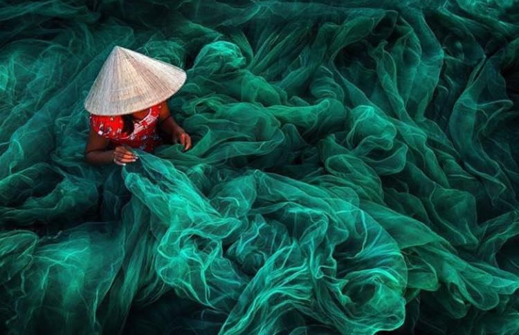 Obrázek Vietnamese woman sewing a fishnet