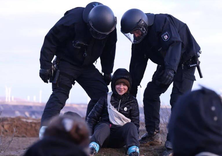 Obrázek Zatkli Gretku v nacistanu za protesty