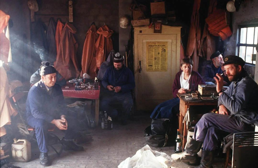 Obrázek angela merkel with fishermen 1990