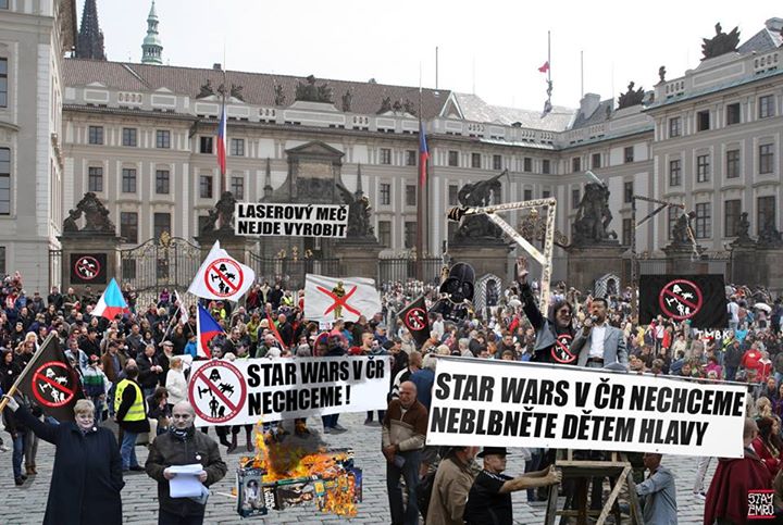 Obrázek demonstrace proti