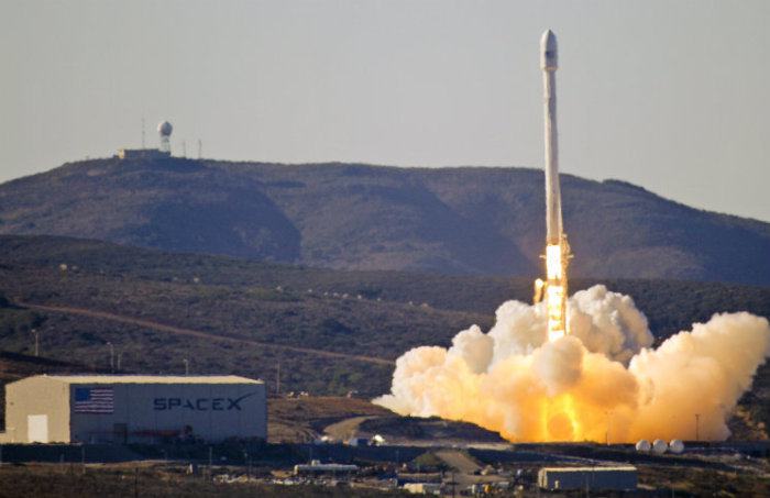 Obrázek falcon9-700x453