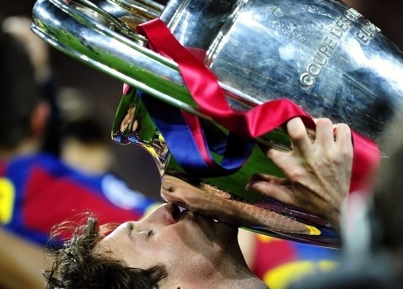 Obrázek foto tyzdna - Lionel Messi oslavuje s trofejou pre vitazstvo v LM