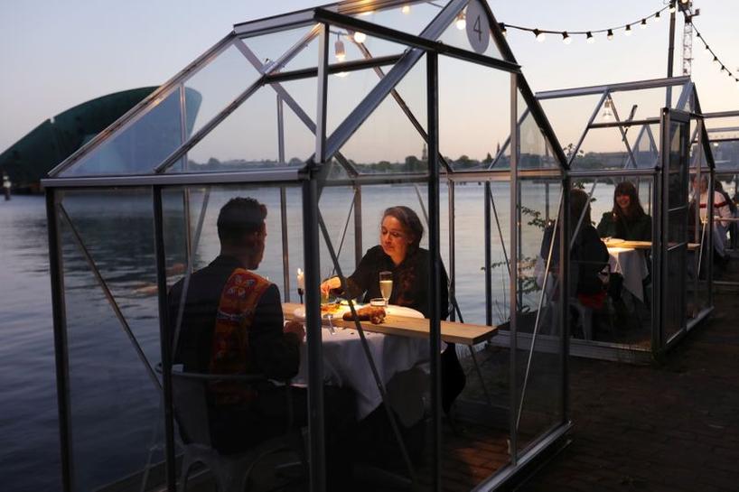 Obrázek glass booths restaurant for viruses spread in confined spaces