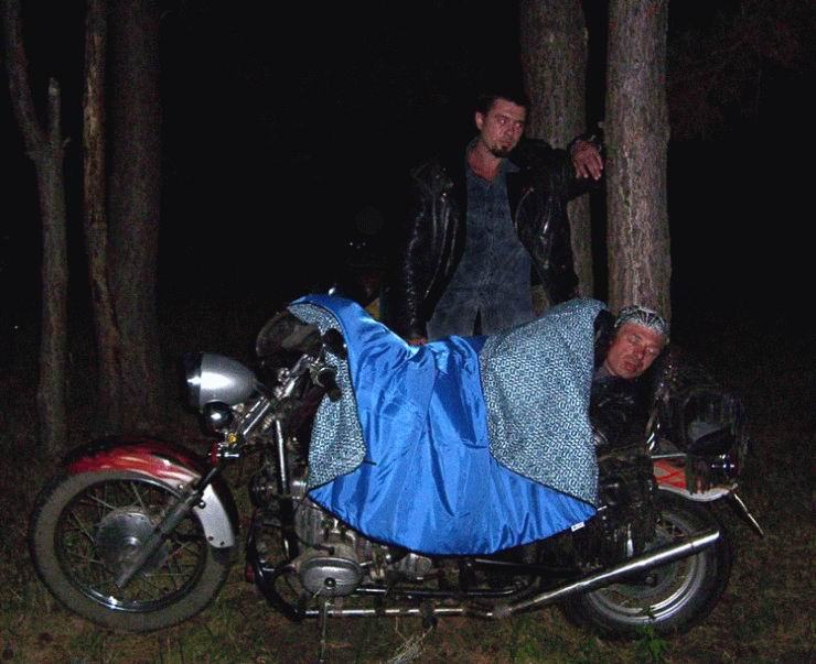Obrázek jak se spi na moto