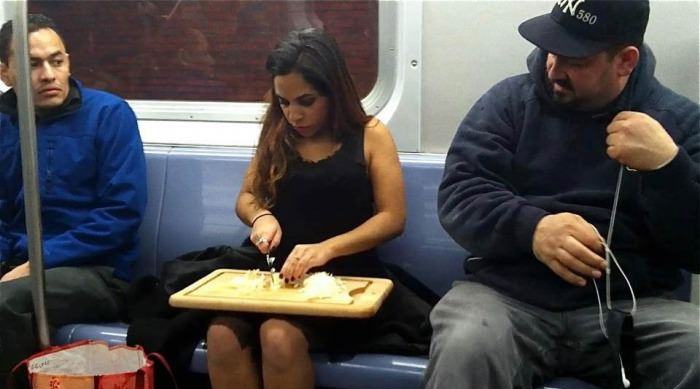 Obrázek just chopping onion on a train