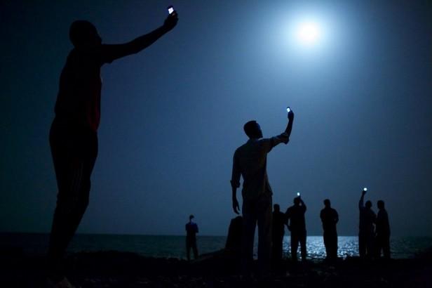 Obrázek migranti chytaji signal - John Stanmeyer  28World Press Photo 2013 29