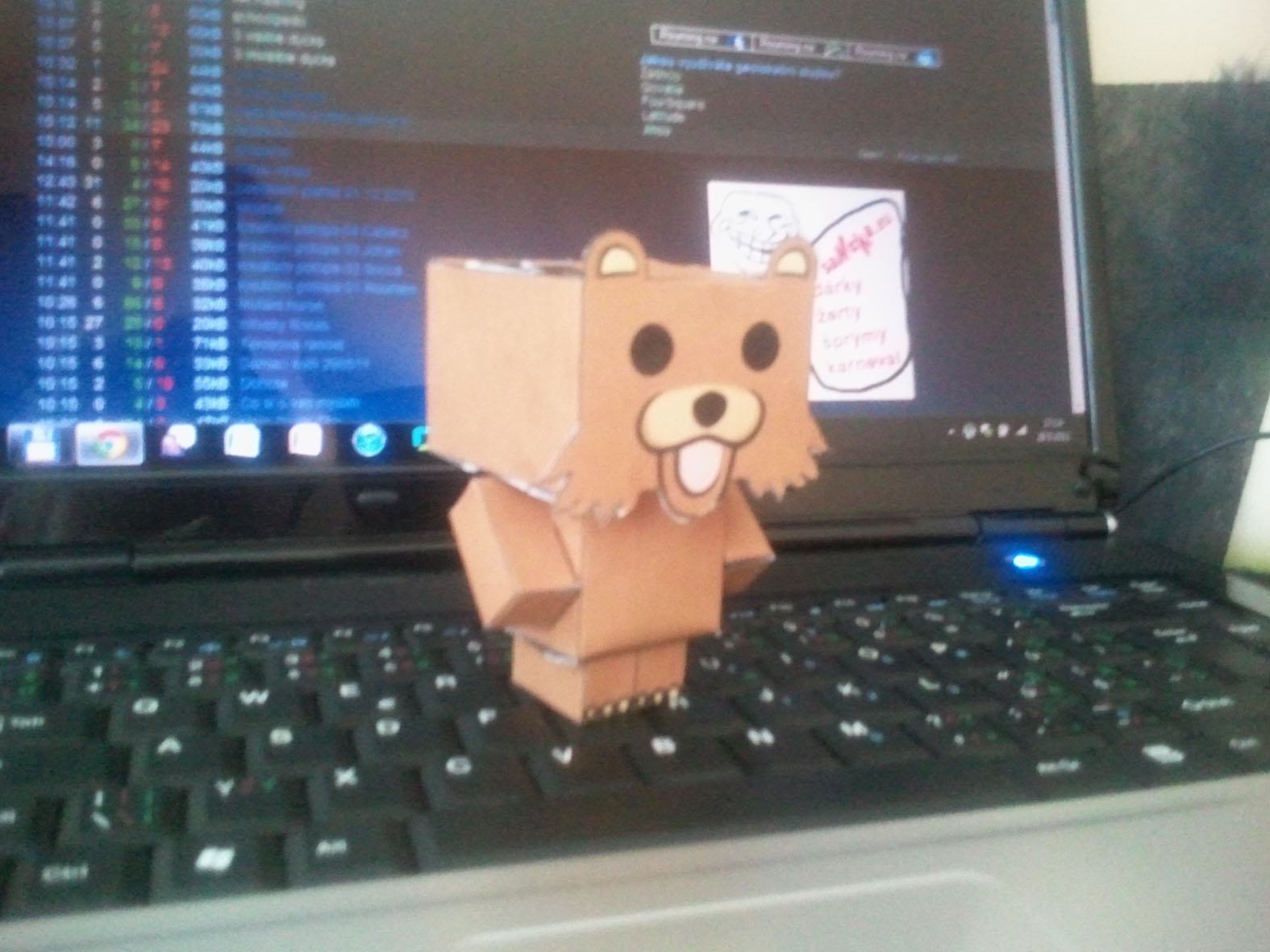 Obrázek paper pedobear is alive