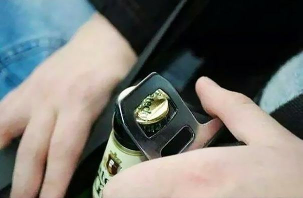 Obrázek use the metal part of seat belt to open beers while diving