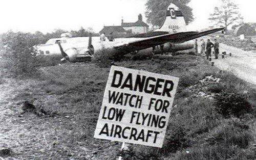 Obrázek watch out for low flying aircraft