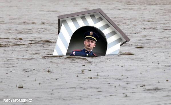 Obrázek zeman poslal na pomoc proti povodnim hradni straz