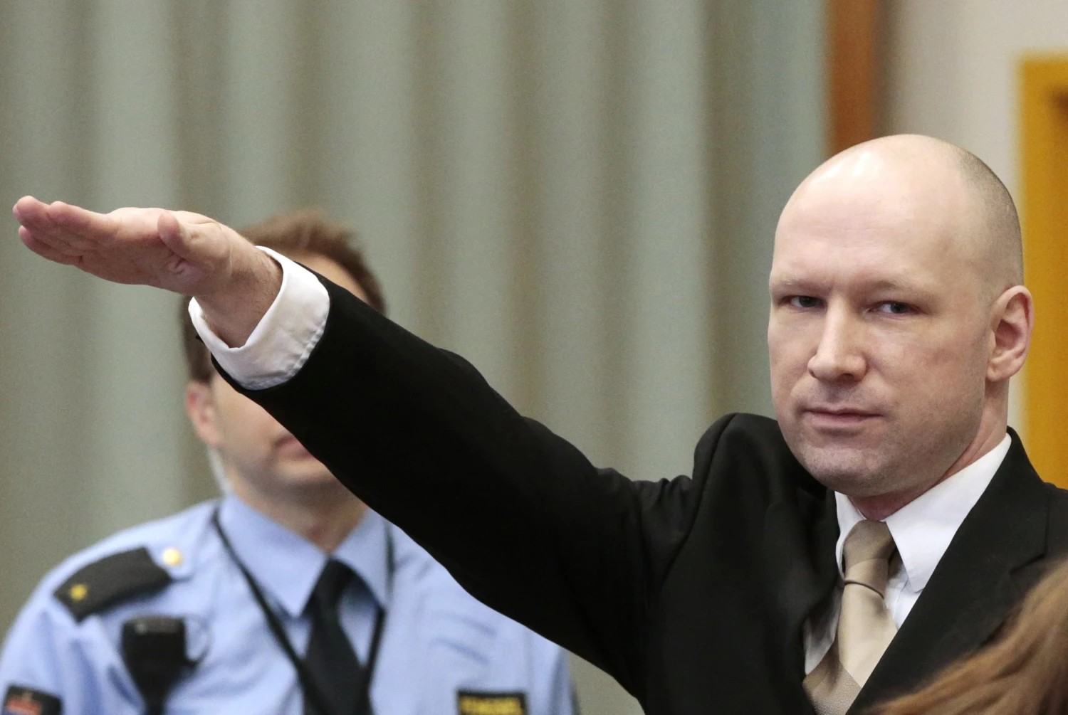 Obrázek Anders Breivik ve chvilce euforie posila fanouskum sve srdce