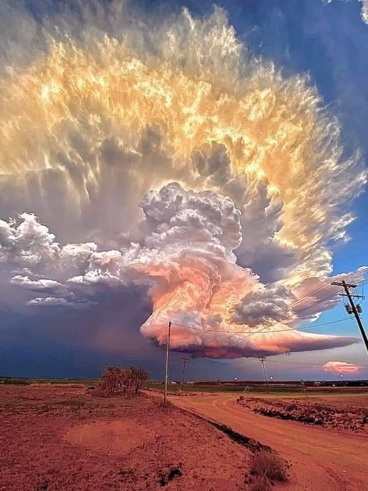 Obrázek Thunderstorm approaching at sunset