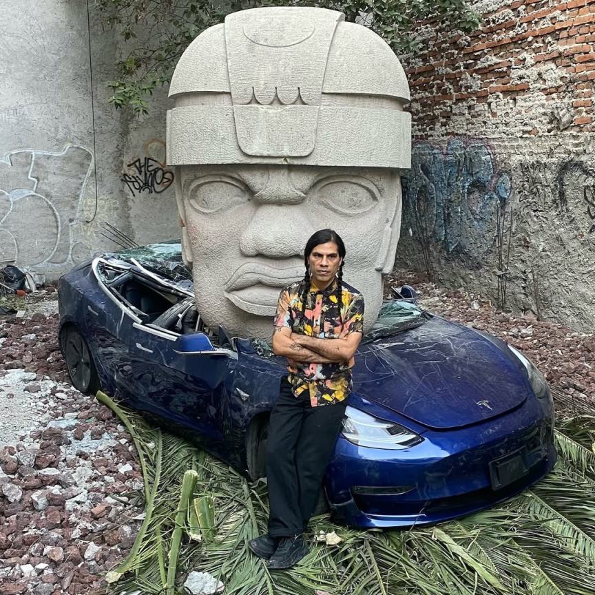 Obrázek tesla and olmec statue